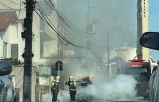 Incêndio em veículo mobiliza bombeiros no centro de Tubarão