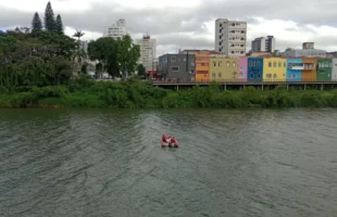 Equipes de resgate procuram homem que caiu no Rio Tubarão