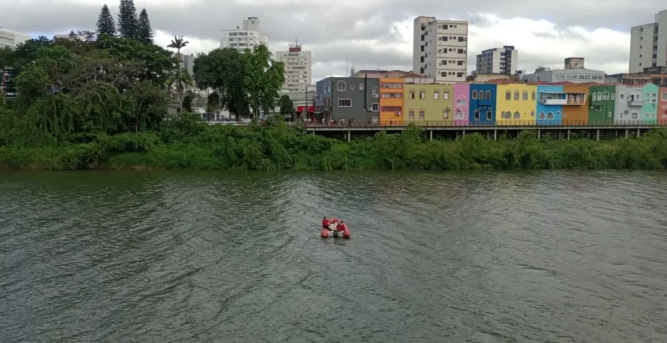 Equipes de resgate procuram homem que caiu no Rio Tubarão