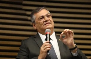 Dino dá 48 horas para líder do PL explicar acordo sobre emendas