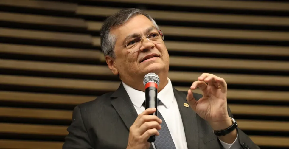 Dino dá 48 horas para líder do PL explicar acordo sobre emendas