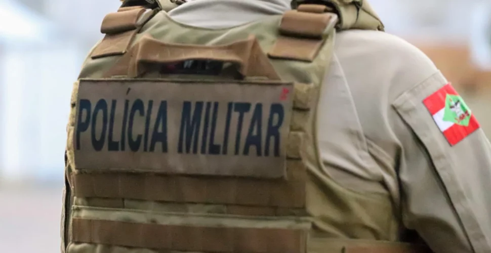 Mulher pula de carro em movimento após ser agredida pelo companheiro