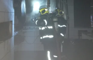 Edificação comercial é atingida por incêndio no Centro de Criciúma