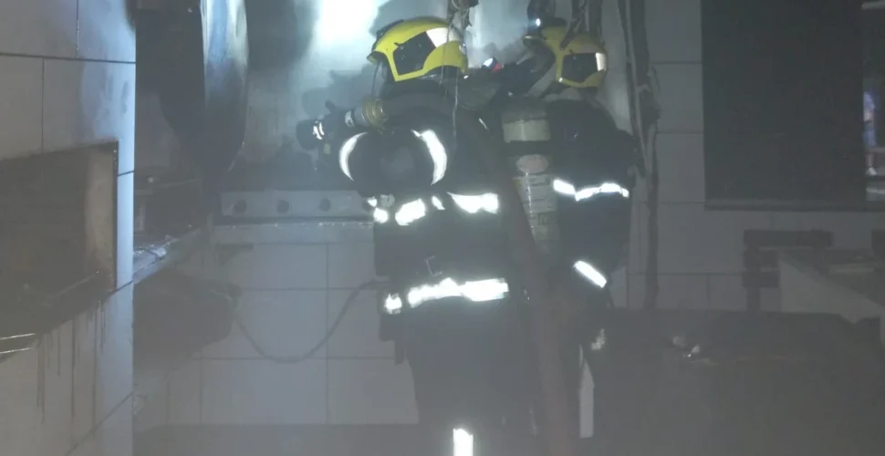 Edificação comercial é atingida por incêndio no Centro de Criciúma