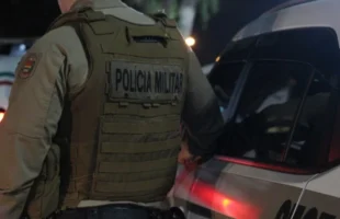 Homem é preso com arma após ameaçar família e disparar tiro em Lauro Müller