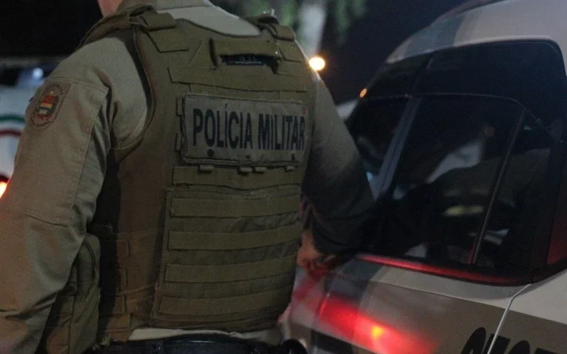 Homem é preso com arma após ameaçar família e disparar tiro em Lauro Müller