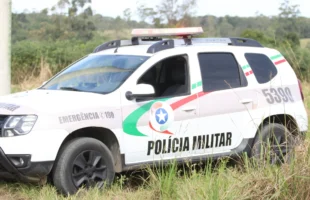 Morador de rua é atacado com mangueiras e fios por traficantes em Criciúma