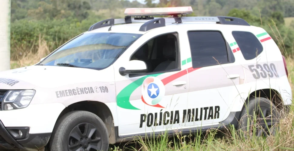 Morador de rua é atacado com mangueiras e fios por traficantes em Criciúma