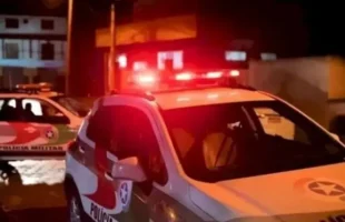 Homem é agredido e amarrado com cordas após suspeita de tentar matar outra pessoa
