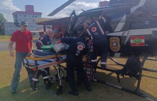 Mulher fica ferida após árvore cair sobre trator em Lauro Müller