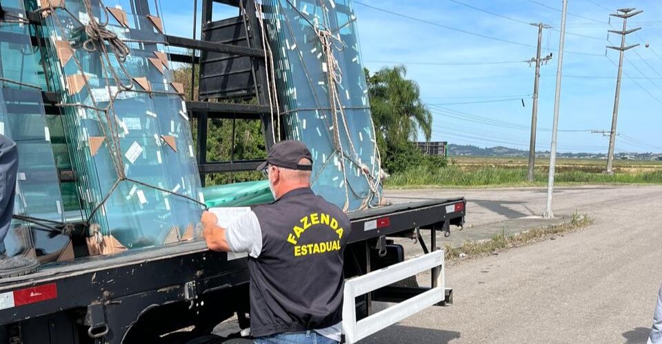 Fazenda flagra R$ 1,2 milhão em mercadorias transportadas irregularmente durante operação no Sul do estado