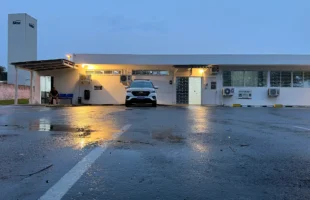 Mulher é encaminhada em estado grave após sofrer mata-leão do marido em Criciúma