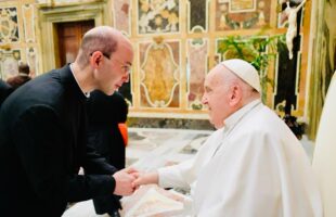 Padre lauromülense comenta clima em Roma após a morte do Papa e relata encontros com Francisco