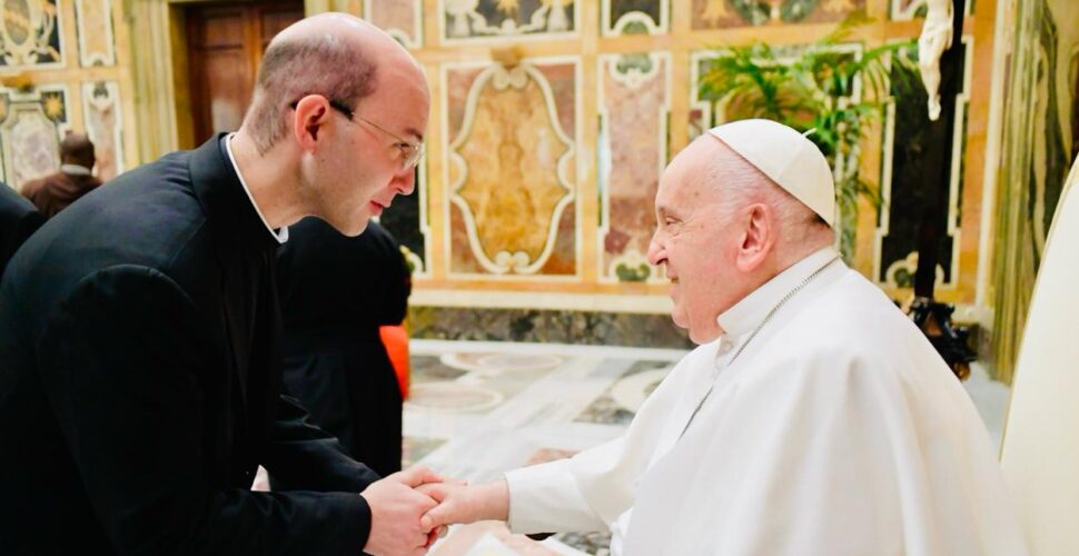 Padre lauromülense comenta clima em Roma após a morte do Papa e relata encontros com Francisco