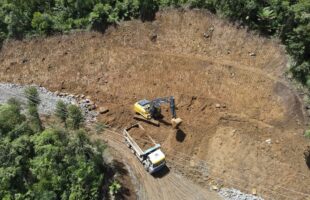 Obras de implantação asfáltica na Serra do Corvo Branco estão mais de 30% concluídas