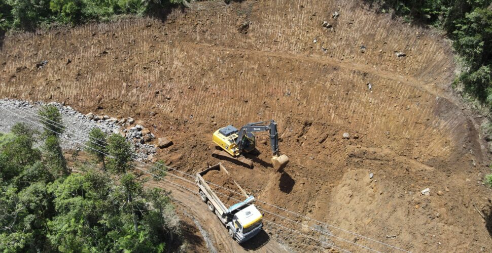 Obras de implantação asfáltica na Serra do Corvo Branco estão mais de 30% concluídas