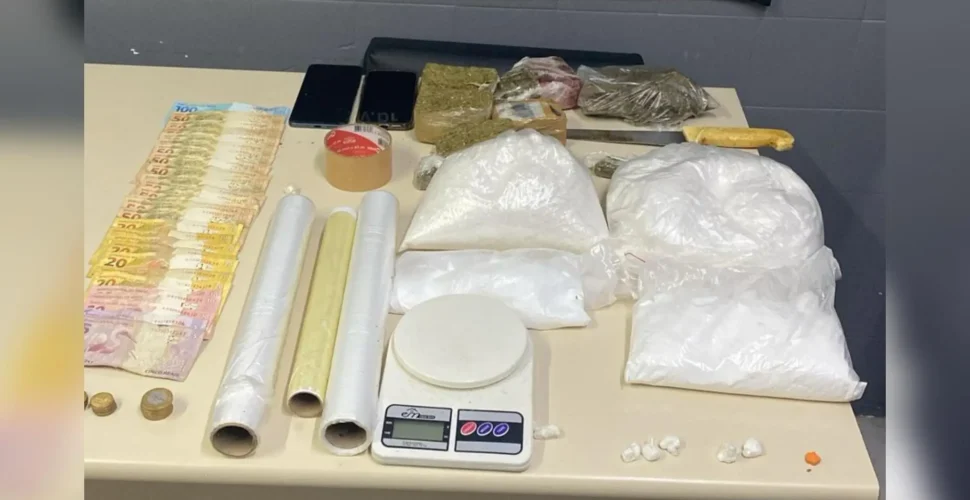 Homem é preso e adolescente apreendido por tráfico de drogas em Criciúma