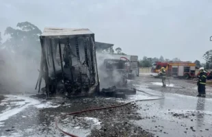 Bombeiros de Criciúma atualizam informações sobre incêndio em caminhão-tanque com 18 mil litros de diesel