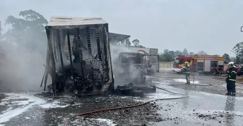 Bombeiros de Criciúma atualizam informações sobre incêndio em caminhão-tanque com 18 mil litros de diesel