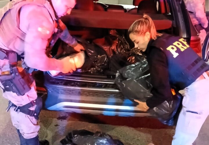 Duas mulheres são presas com 93 kg de maconha em Tubarão