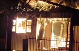 Casa é totalmente destruída pelas chamas na Esplanada.