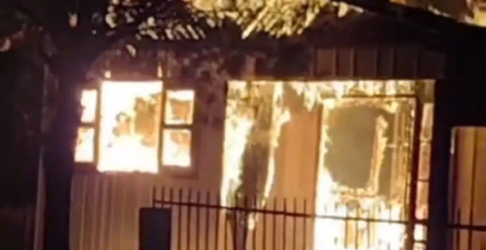 Casa é totalmente destruída pelas chamas na Esplanada.