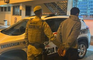 Polícia Militar cumpre mandado de prisão por roubo durante operação em Lauro Müller