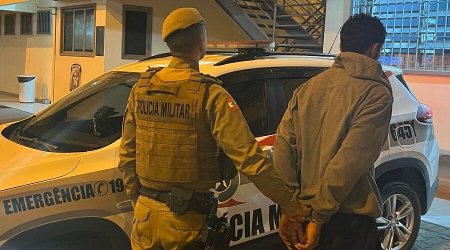 Polícia Militar cumpre mandado de prisão por roubo durante operação em Lauro Müller