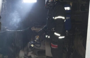Incêndio atinge garagem em Criciúma e é controlado pelos Bombeiros