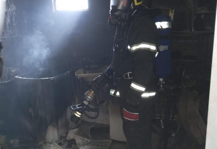 Incêndio atinge garagem em Criciúma e é controlado pelos Bombeiros