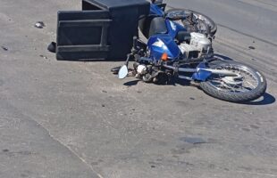 Motoboy fica ferido após ser lançado sobre veículo em acidente em Forquilhinha