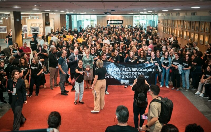 Em ato na Alesc, Sinte pede revogação de alíquota de 14% para aposentados
