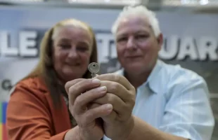 Um ano após enchentes, gaúchos celebram conquista de novas casas