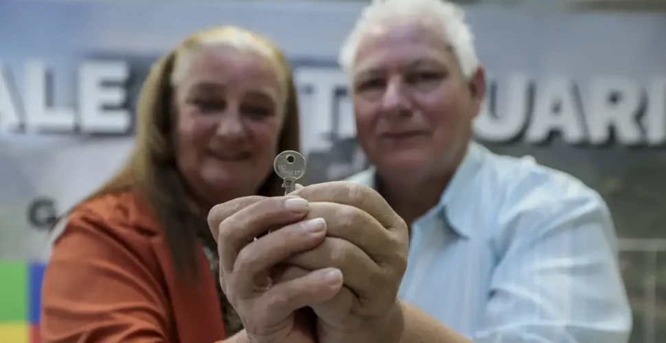Um ano após enchentes, gaúchos celebram conquista de novas casas