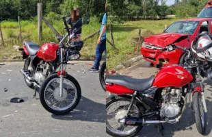 Grave colisão entre carro e moto deixa motociclista ferido em Criciúma