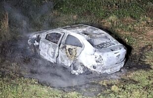 Assalto em Laguna termina com carro incendiado em Pescaria Brava após tentativa de roubo em Tubarão