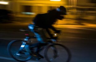 Homem em bicicleta usa força física para assaltar mulher em Laguna