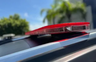 Homem é preso por tráfico de drogas após tentar fugir e resistir à abordagem em Tubarão
