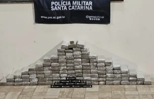 Dupla é presa transportando 100 kg de maconha com destino a Criciúma