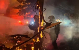Fogo atinge imóvel e mobiliza bombeiros em Criciúma