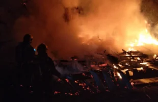 Incêndio danifica estrutura de casa de madeira desabitada em Criciúma