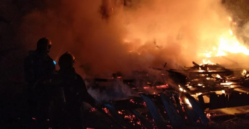 Incêndio danifica estrutura de casa de madeira desabitada em Criciúma
