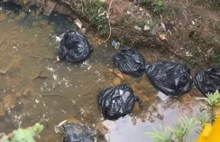 Descarte irregular de lixo em rio preocupa Defesa Civil de Criciúma
