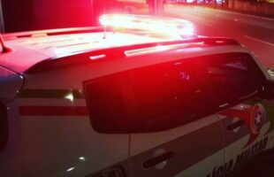 Cão é gravemente ferido após ataque de pitbull em pátio de igreja no Barro Branco