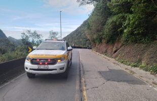 Acidente entre três motocicletas deixa um ferido na Serra do Rio do Rastro, em Lauro Müller