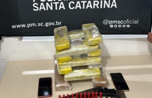 Tentativa de homicídio leva à descoberta de tráfico de drogas e arsenal em Braço do Norte