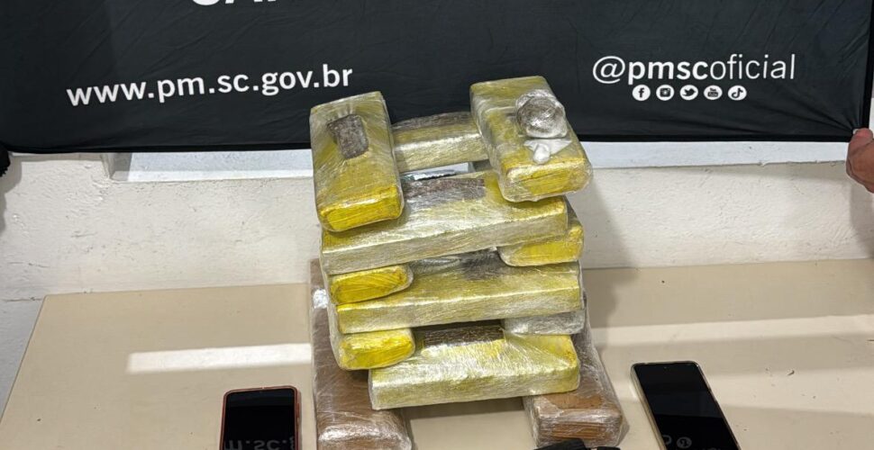 Tentativa de homicídio leva à descoberta de tráfico de drogas e arsenal em Braço do Norte