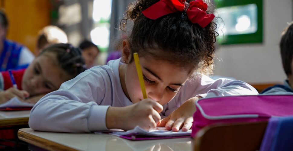 Pela primeira vez na rede estadual, todos os alunos dos anos iniciais do ensino fundamental têm acesso a aulas de inglês