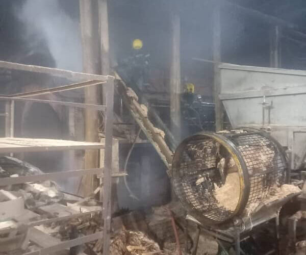 Fogo em cerâmica é rapidamente controlado durante a madrugada em Içara