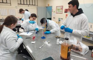 Alunos de Engenharia Química desenvolvem produtos de higiene e limpeza em atividade prática